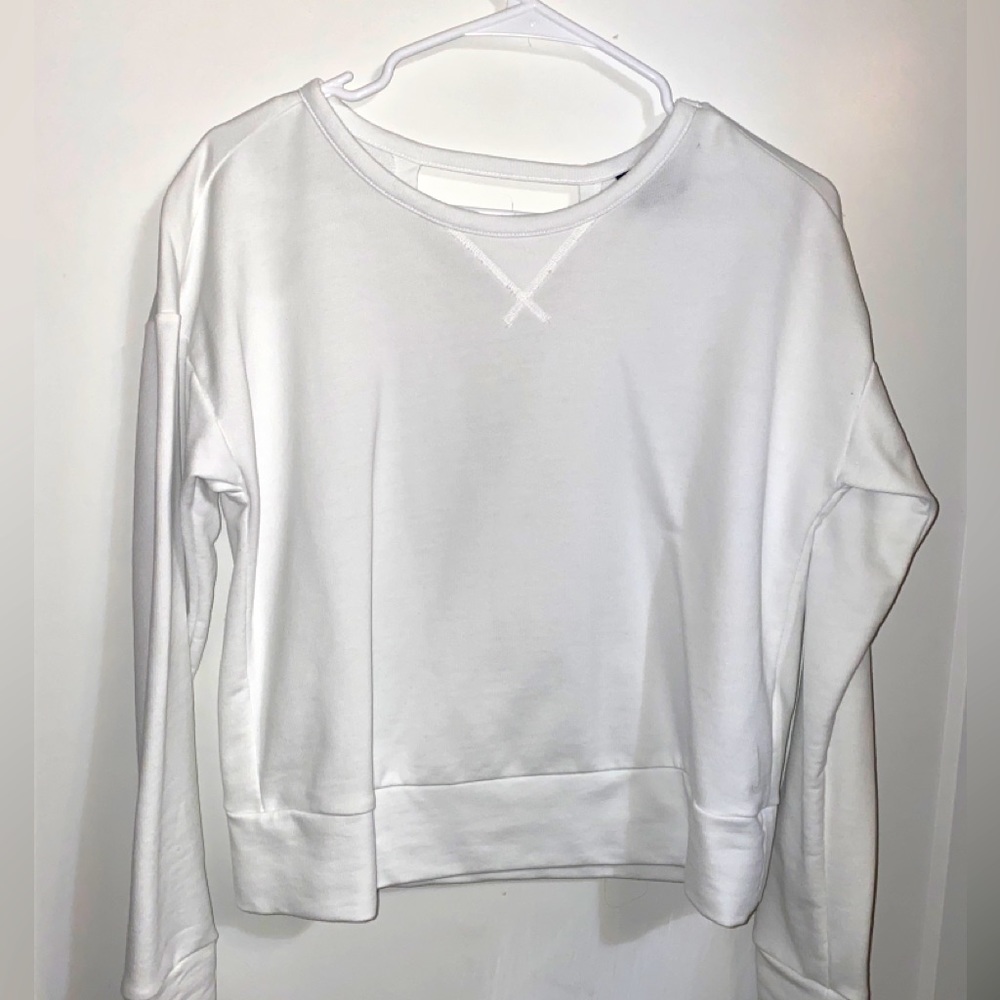 NIKE NWOT White women’s yoga top-lightweight crewneck long sleeve sweatshirt.